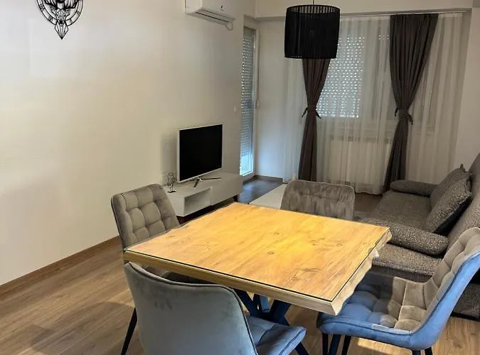 Near Bus Station Jk Holiday home *